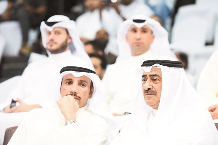 رئيس مجلس الامة مرزوق الغانم في حديث مع المستشار في ديوان سمو ولي العهد ناصر الروضان ﻿