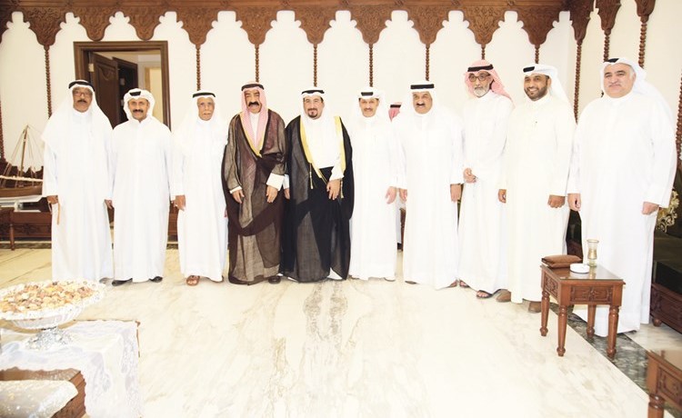 الشيخ فهد جابرالعلي مع عدد من المهنئين	(زين علام)﻿