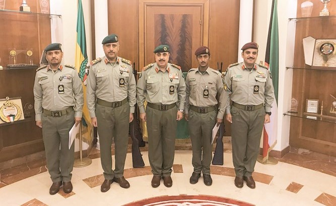 وكيل الحرس الوطني الفريق الركن م.هاشم الرفاعي خلال تقليد الرقيب أول تركي فلاح باتل رتبته الجديدة﻿
