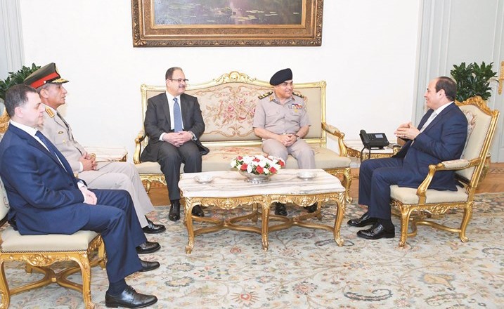 الرئيس عبد الفتاح السيسي خلال اجتماعه مع الفريق أول صدقي صبحي وزير الدفاع القائد العام للقوات المسلحة واللواء مجدي عبد الغفار وزير الداخلية والفريق محمد زكي وزير الدفاع الجديد واللواء محمود توفيق عبد الجواد وزير الداخلية الجديد﻿