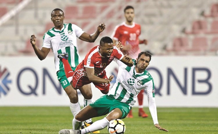 اللاعب اليمني لفريق الأهلي محمد فؤاد يحاول عرقلة لاعب العربي خلفان إبراهيم﻿