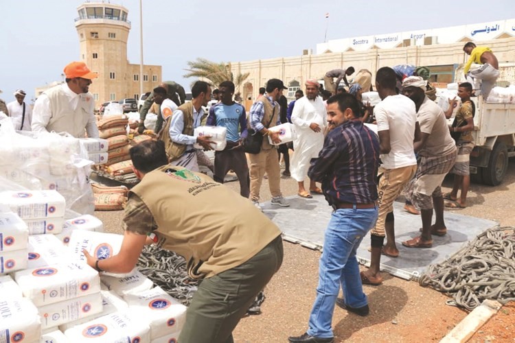 جانب من توزيع المساعدات في سقطرى﻿