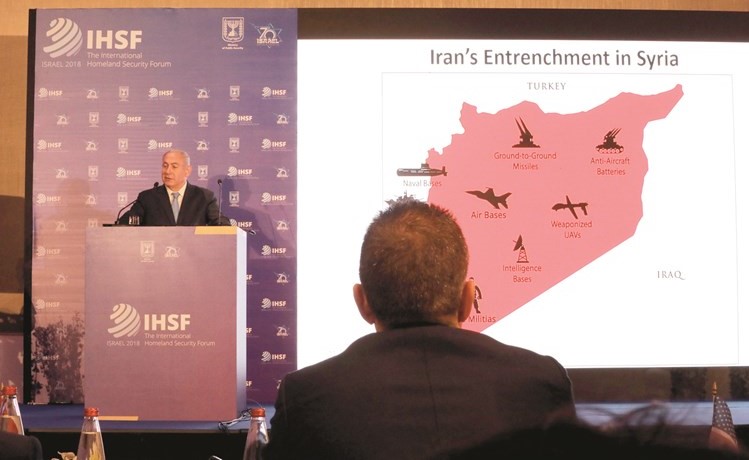 رئيس الوزراء الاسرائيلي بنيامين نتنياهو يعرض خريطة للمواقع الايرانية في سورية والاسلحة التي تخزنها فيها- (رويترز) ﻿