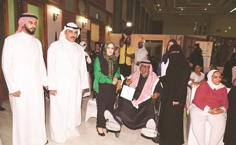 الطبطبائي مكرمة أحد المسنين في احدى الاحتفاليات﻿