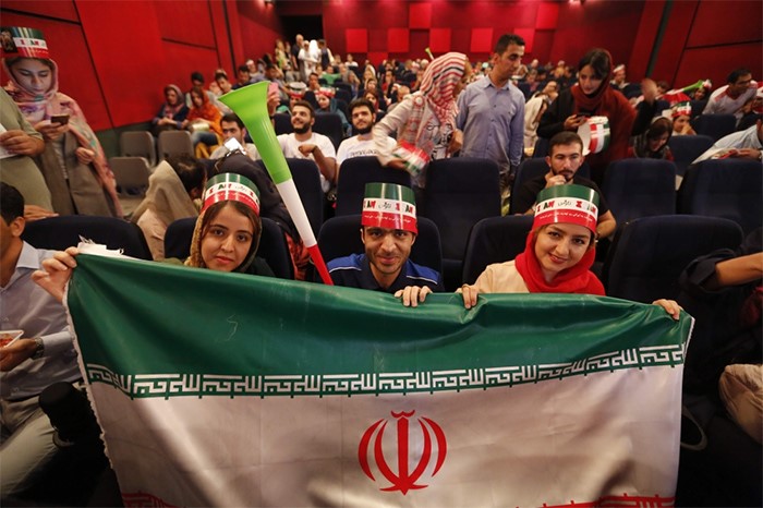صورة لبعض مشجعي المنتخب الإيراني ي إحدى صالات السينما في طهران