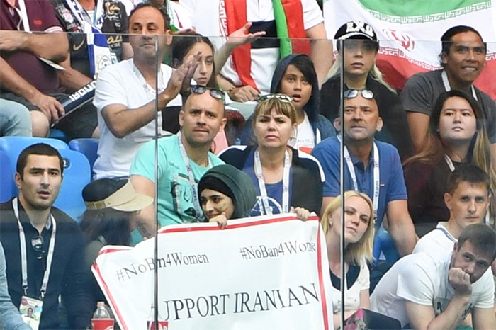 الجماهير الإيرانية ترفع لوحات خلال مباراة منتخبها مع المغرب تطالب فيها بإعطاء الحق للمرأه الإيرانية بحضور المباريات في الملعب