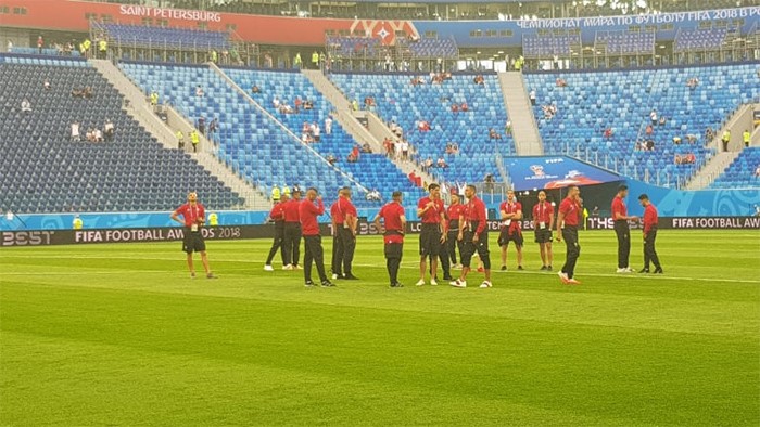 لاعبو منتخب المغرب يتجولون في أرضية الميدان