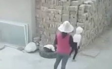 فيديو صادم.. إهمال امرأة يتسبب في دفن طفليها أسفل الطوب