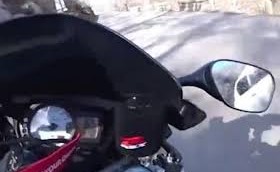 بالفيديو.. انزلاق دراجة سباق نارية من جبل إلى واد سحيق!