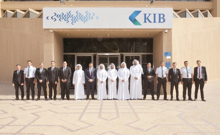 المشاركون في مبادرة طاولة واحدة التي نظمها KIB في لقطة جماعية ﻿