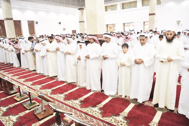 جانب من أداء صلاة عيد الفطر السعيد في احد المساجد 	(أحمد علي - محمد هاشم - ريليش كومار)﻿