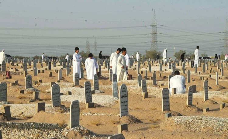 جانب من زيارة المقابر صباح يوم العيد 	(محمد هاشم)﻿