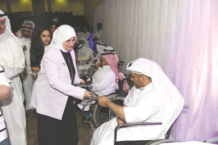 تقديم العيدية لنزيل في دور الرعاية﻿