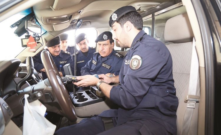 الفريق عصام النهام يطلع على عمل نظام البصمة الذي زودت به دوريات النجدة مع اللواءين جمال الصايغ وعبدالعزيز الهاجري ﻿