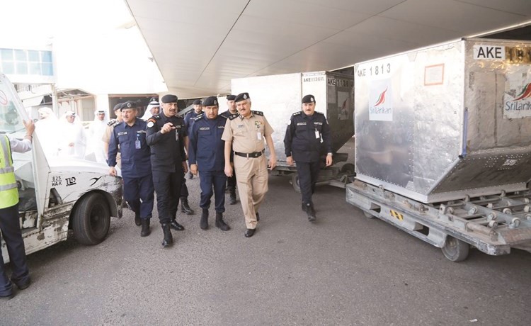 الفريق عصام النهام خلال جولة بالمطار الدولي وبرفقته الالوية منصور العوضي وجمال الصايغ ووليد الصالح ﻿