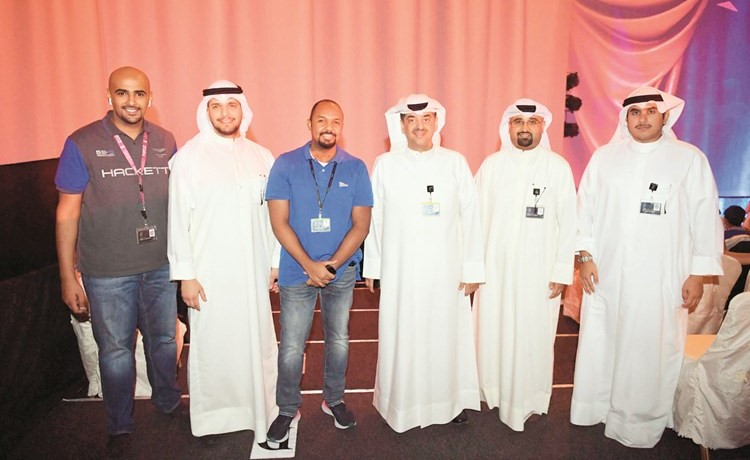 الرئيس التنفيذي للعلاقات والاتصالات في زين الكويت وليد الخشتي يتوسط فريق زين على هامش العرض الخاص في نادي كاظمة الرياضي	(قاسم باشا)﻿