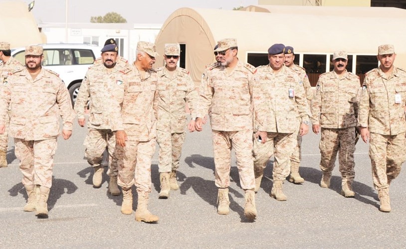 الفريق الركن محمد الخضر لدى مغادرته وفي وداعه الفريق الركن عبدالله النواف واللواء الركن طيار عبدالله الفودري وعدد من كبار الضباط﻿