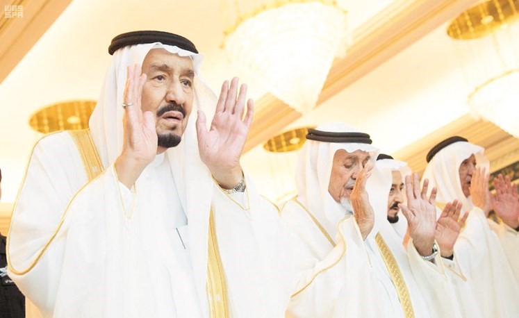 خادم الحرمين الملك سلمان بن عبدالعزيز أثناء أدائه صلاة عيد الفطر المبارك في مكة المكرمة امس 	(واس)﻿