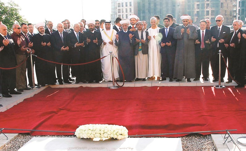 مفتي لبنان الشيخ عبد اللطيف دريان خلال زيارته ضريح الرئيس الشهيد رفيق الحريري بحضور سفراء الدول العربية -(محمود الطويل)﻿