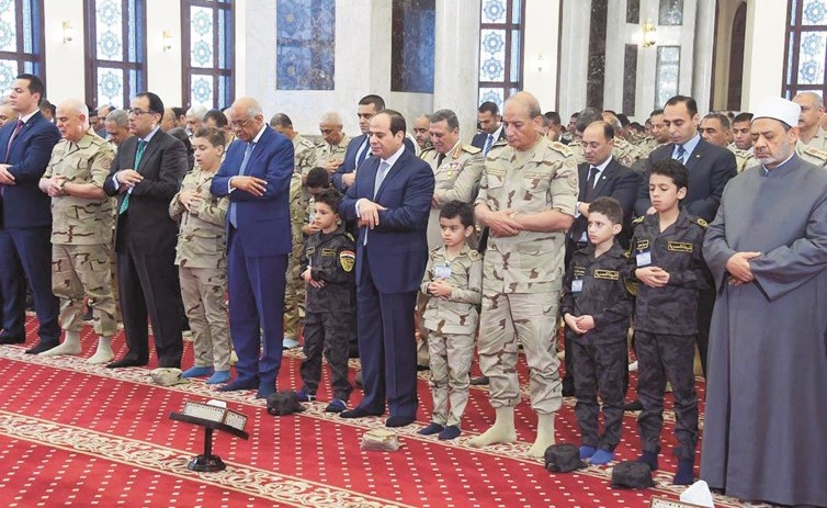 الرئيس عبدالفتاح السيسي يؤدي صلاة عيد الفطر المبارك مع أبناء شهداء الجيش والشرطة﻿