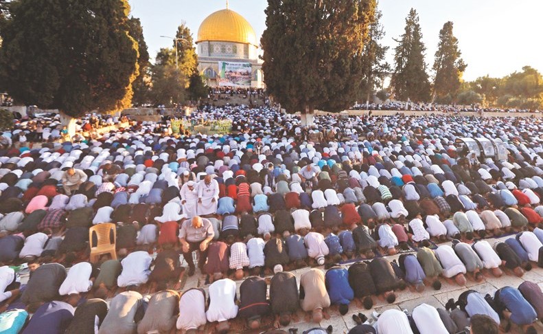 جانب من أداء صلاة العيد في محيط المسجد الأقصى بالقدس﻿