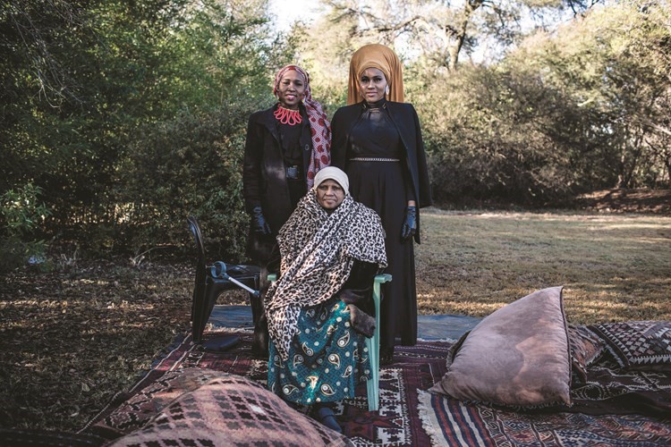 ثلاث مسلمات بعد صلاة العيد في بريتوريا بجنوب أفريقيا ﻿