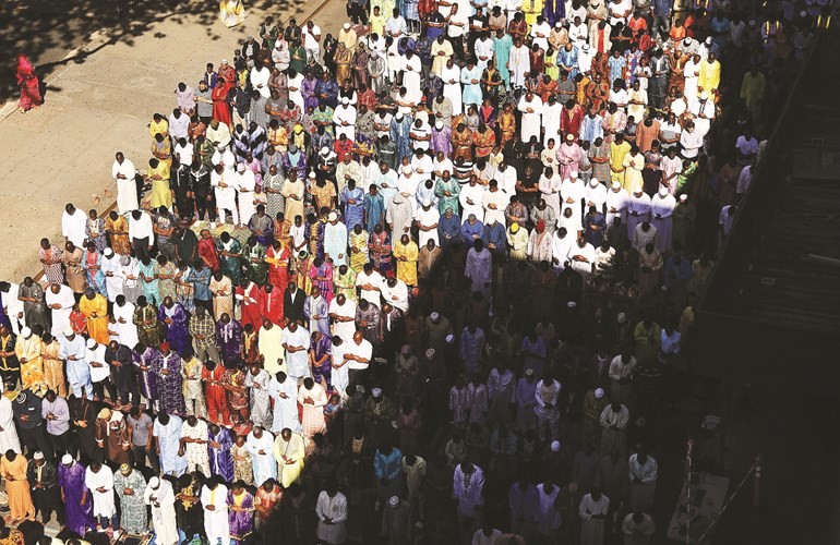 جانب من صلاة العيد في الخلاء امام مسجد في مانهاتن بنيويورك ﻿