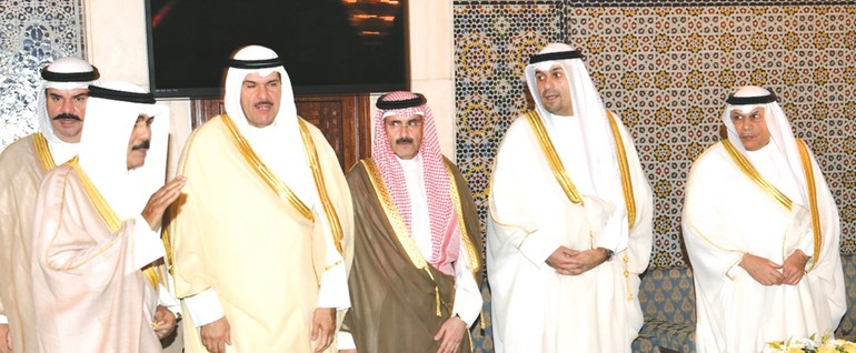 سمو ولي العهد الشيخ نواف الأحمد يحيي الحضور ويبدو الشيخ خالد الجراح وأنس الصالح والشيخ مبارك الدعيج والشيخ سلمان الحمود والشيخ فهد السالم ﻿