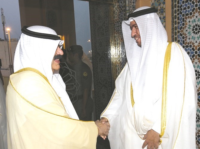 خالد الجارالله مصافحا د.فهد العفاسي ﻿