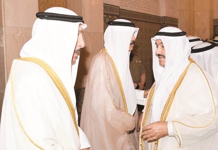  سمو الشيخ ناصر المحمد مصافحا سمو ولي العهد والشيخ جابر العبدالله﻿