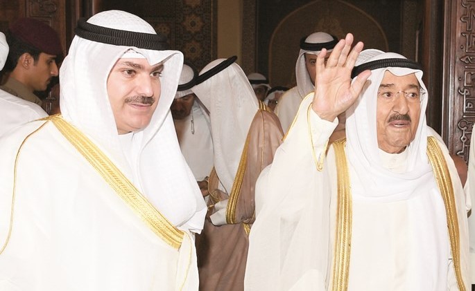 صاحب السمو الأمير الشيخ صباح الأحمد يحيي الحضور بالمسجد الكبير ﻿