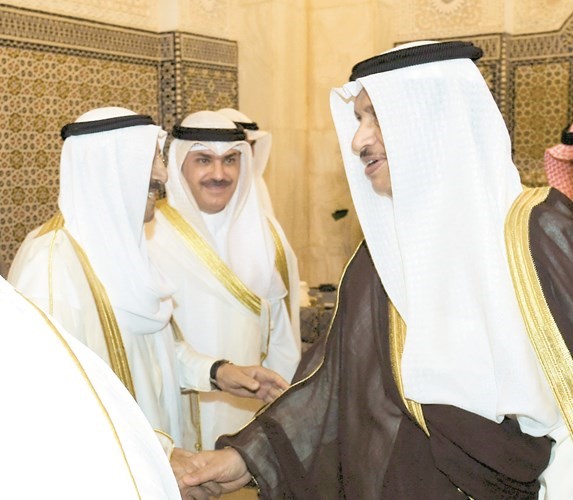صاحب السمو مصافحا سمو رئيس الوزراء﻿