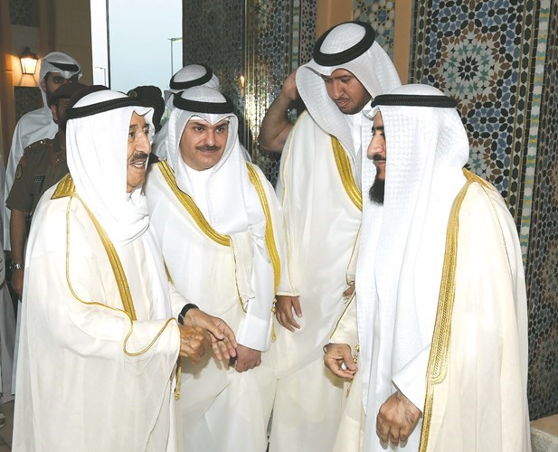 صاحب السمو الأمير الشيخ صباح الأحمد مصافحا د.فهد العفاسي وم.فريد عمادي ﻿