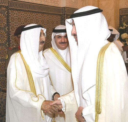 صاحب السمو الأمير الشيخ صباح الأحمد مصافحا مرزوق الغانم ﻿