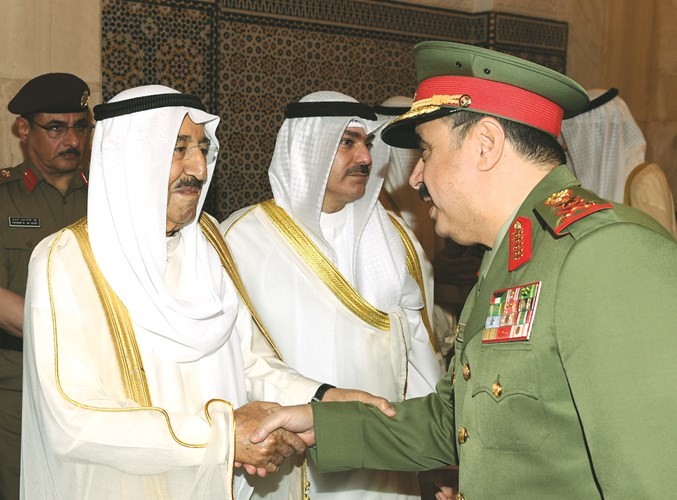  الفريق الركن م. هاشم الرفاعي مصافحا صاحب السمو ﻿