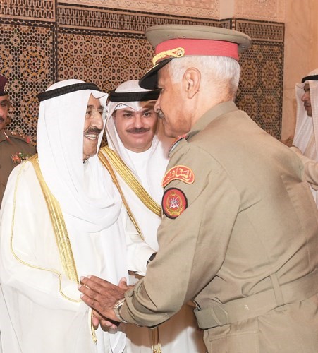 الفريق الركن محمد الخضر مصافحا صاحب السمو﻿