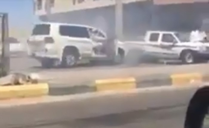 بالفيديو.. تصادم متعمد بين مركبتين في السعودية يتبعه عراك عنيف لمجموعة شبان