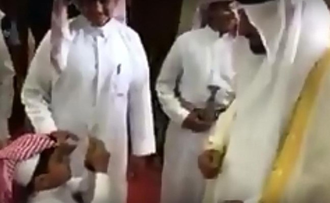 بالفيديو.. طفل يصر على التقاط صورة بنفسه لأمير نجران
