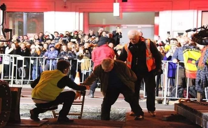 بالفيديو.. فنان أسترالي يُدفن حياً 3 أيام تحت طريق مزدحم