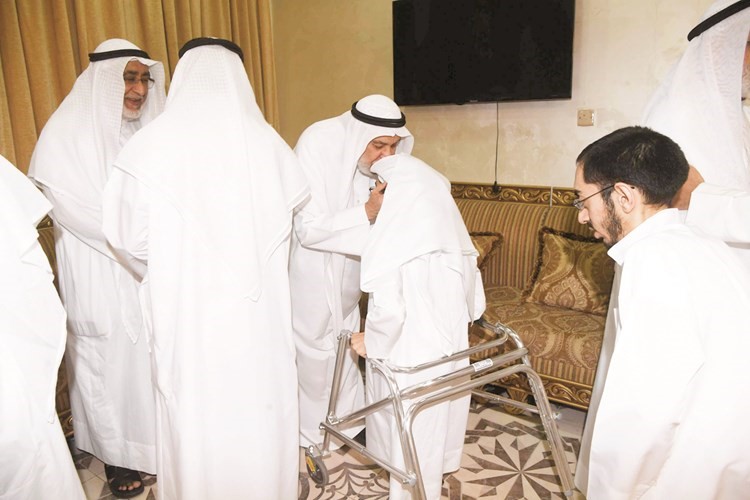 قبلة من د.المذكور على رأس أحد المهنئين﻿