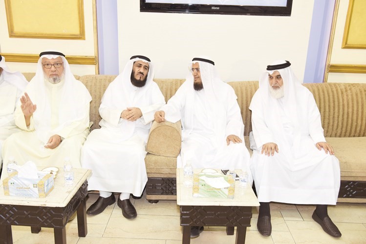 أحمد باقر لدى تقديم التهاني بعيد الفطر -(أحمد علي)﻿