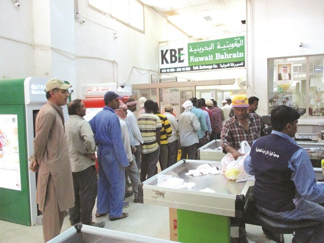 الازدحام على أشده داخل سوق جمعية الوفرة المركزي﻿