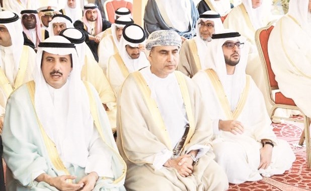 الشيخ عزام الصباح خلال مشاركته في صلاة العيد مع أعضاء من الأسرة الحاكمة في البحرين﻿