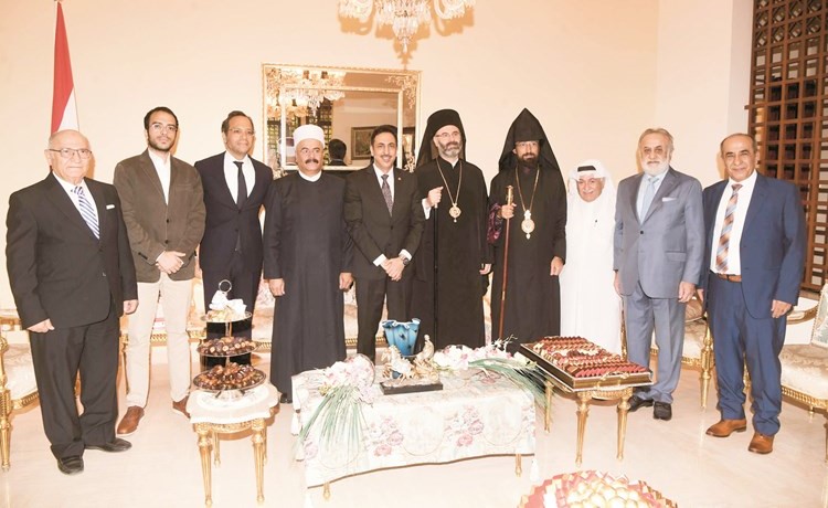 السفير ماهر خير متوسطا المطران غطاس هزيم والقس عمانويل غريب والشيخ نسيم قانصوه والحاج حسان حوحو وعددا من المهنئين	(محمد هاشم)﻿