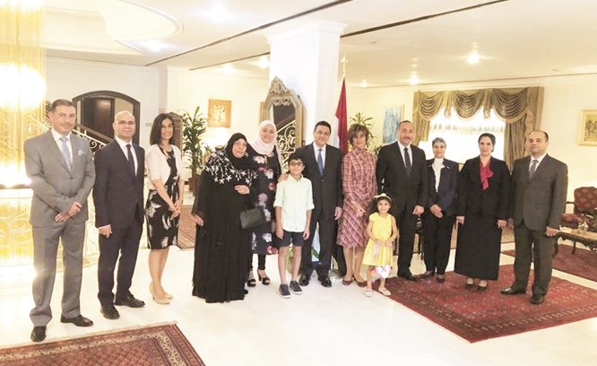 السفير المصري طارق القوني والعميد أ.ح يحيى الصمدي وحرماهما مع عدد من المهنئين بالعيد	(ريليش كومار)﻿
