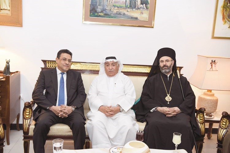 السفير طارق القوني مع القس عمانويل غريب والمطران غطاس هزيم﻿