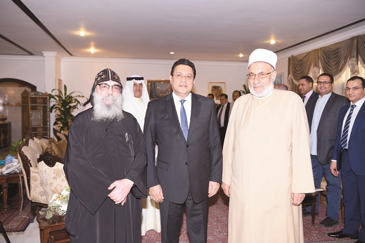 السفير القوني مع الشيخ حسين الأزهري والقمص بيجول﻿