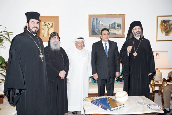  السفير القوني والقمص بيجول والقس عمانويل غريب وعدد من رجال الدين المهنئين 