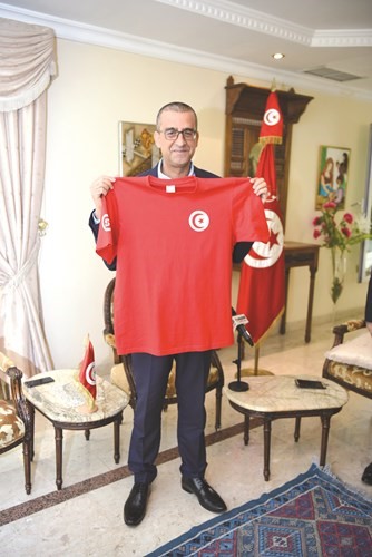  ويحمل تيشيرت منتخب تونس ﻿
