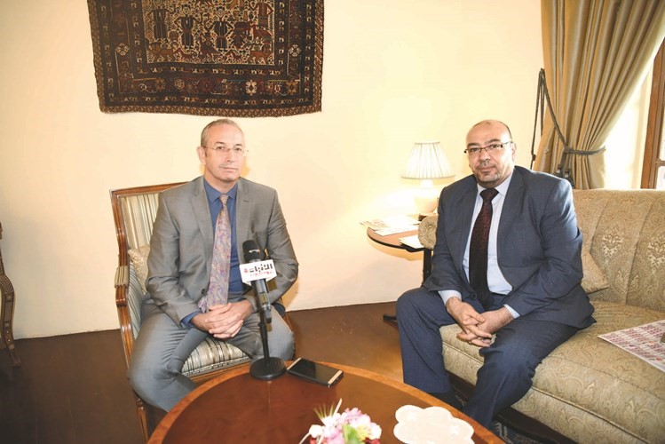 ﻿السفير البريطاني مايكل دافنبورت متحدثا للزميل أسامة دياب	 (أحمد علي)﻿